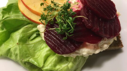 Smørrebrød mit Apfel-Meerrettich-Aufstrich – Den Norden entdecken