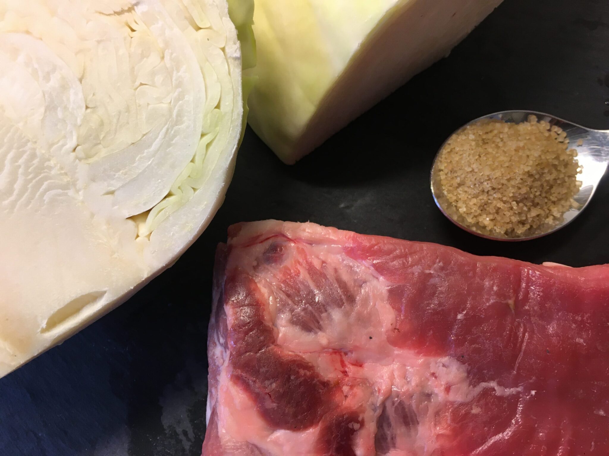 Weißkohltopf mit Schweinefleisch – brunkål med svinekødbrunk – Den ...