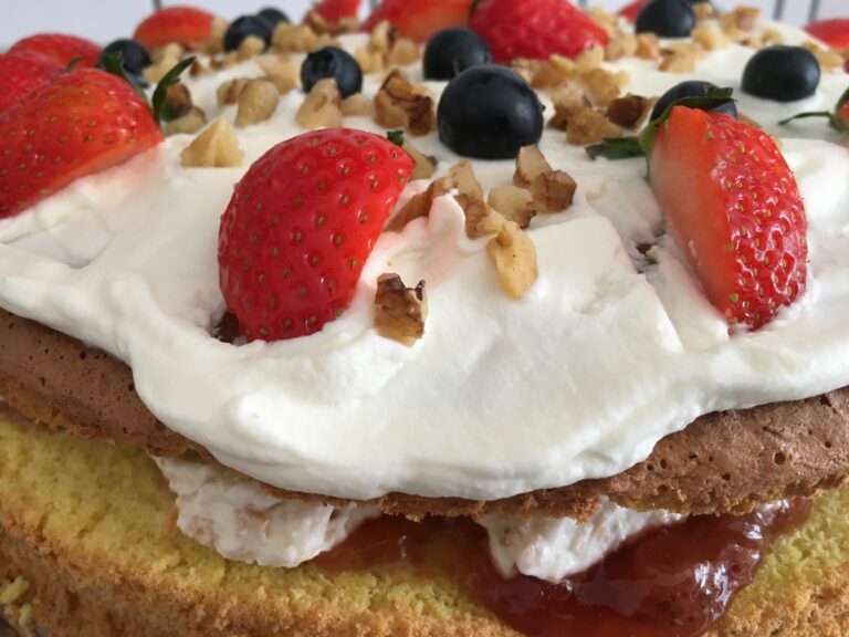Schichttorte mit Früchten – Lagkage – Den Norden entdecken